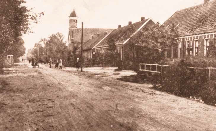 Doorkijk van de Hoofdstraat in Overdinkel begin 1900