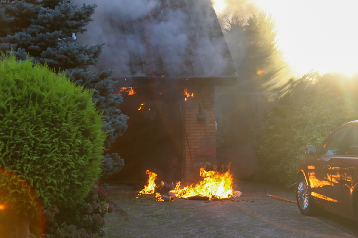 Explosie bij uitslaande brand bij woning in Losser, oorzaak mogelijk elektrische auto