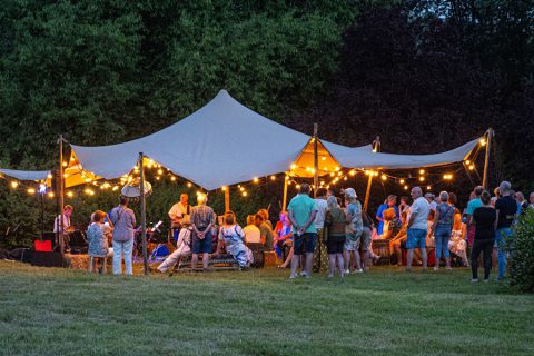 Arboretum_Zwoele_zomeravond_afstand_tent_verlicht