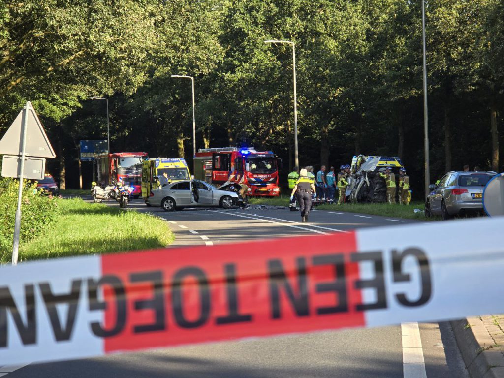 Aanrijding_Hoofdstraat_Losser_jul08_hulpdiensten