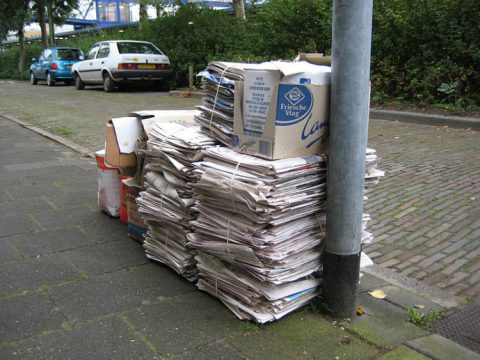 Oud_papier_bij_lantarenpaal