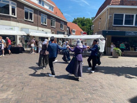 Boerenmarkt in de ban van de folklore