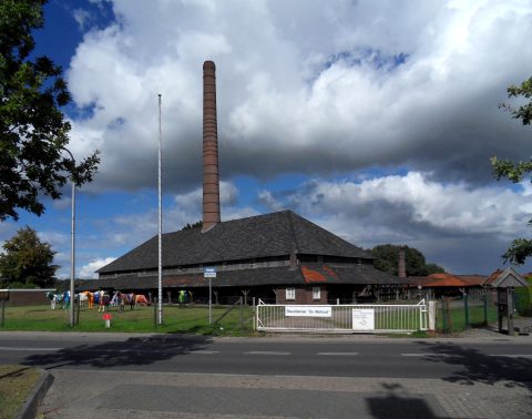 Steenfabriek met koeien