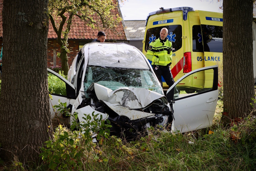 Beuningen_aanrijding_24okt14_auto