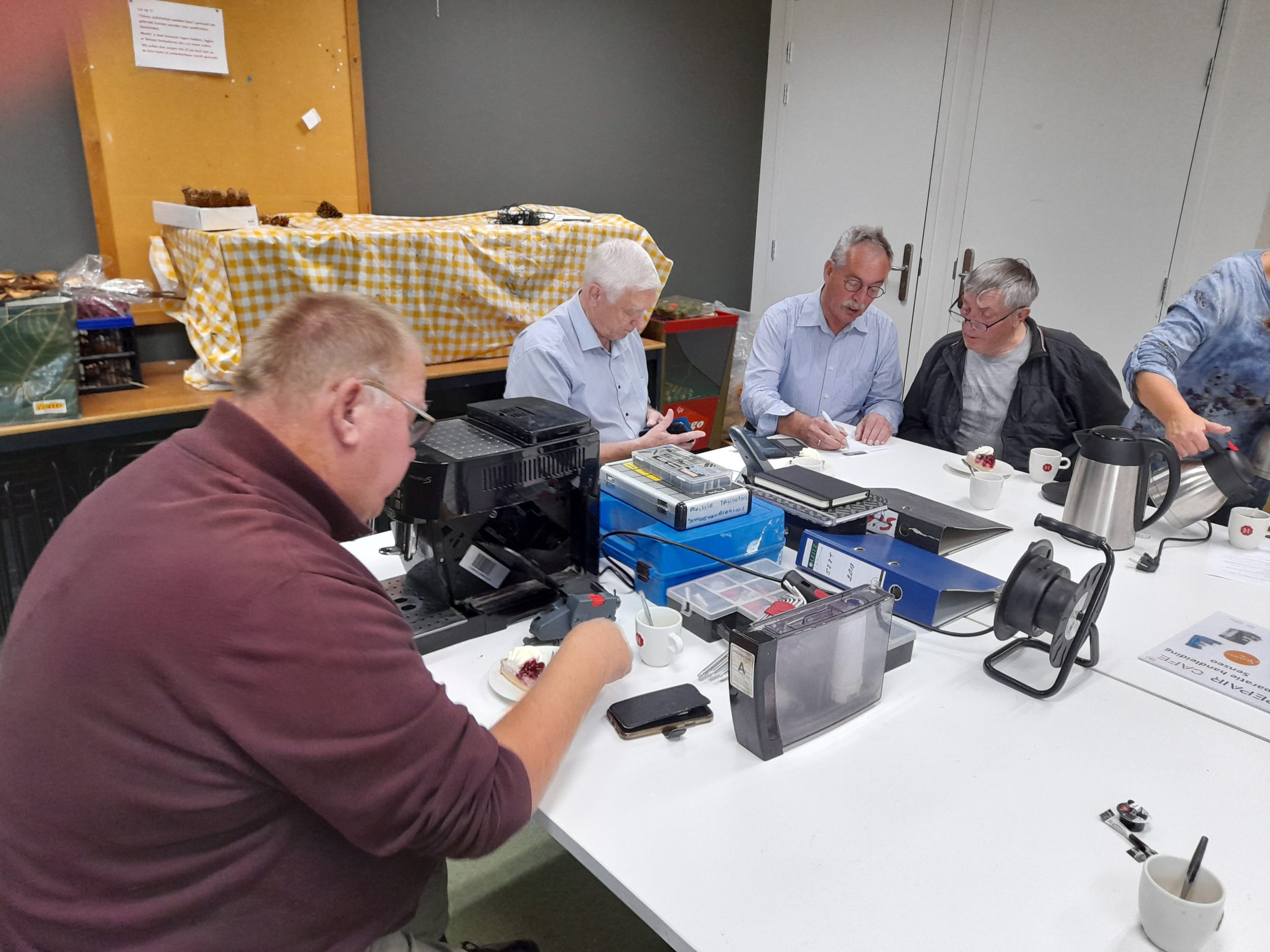 Repair cafe Overdinkel mannen aan tafel