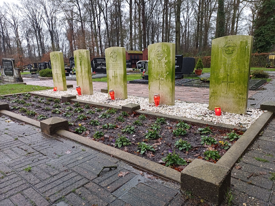 Oorlogsgraven lichtjes dec 23 5 graven