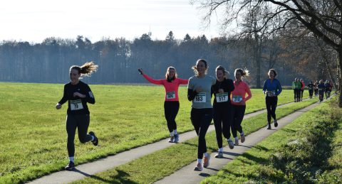 Snertloop 2024 lopers close-up zwaaiend