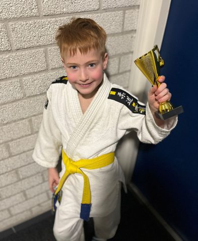 Judo Dedemsvaart jan25 jongen met beker