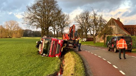 Ongeluk Beuningen 070125 vrachtwagen op zijn kant