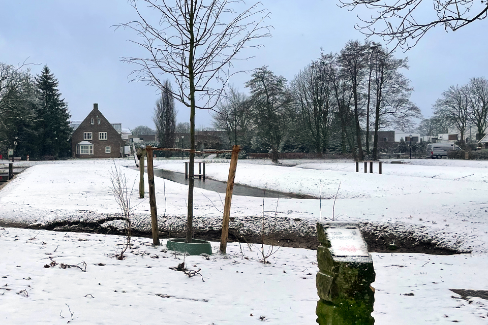 De gerenoveerde Dorpsbleek in de sneeuw