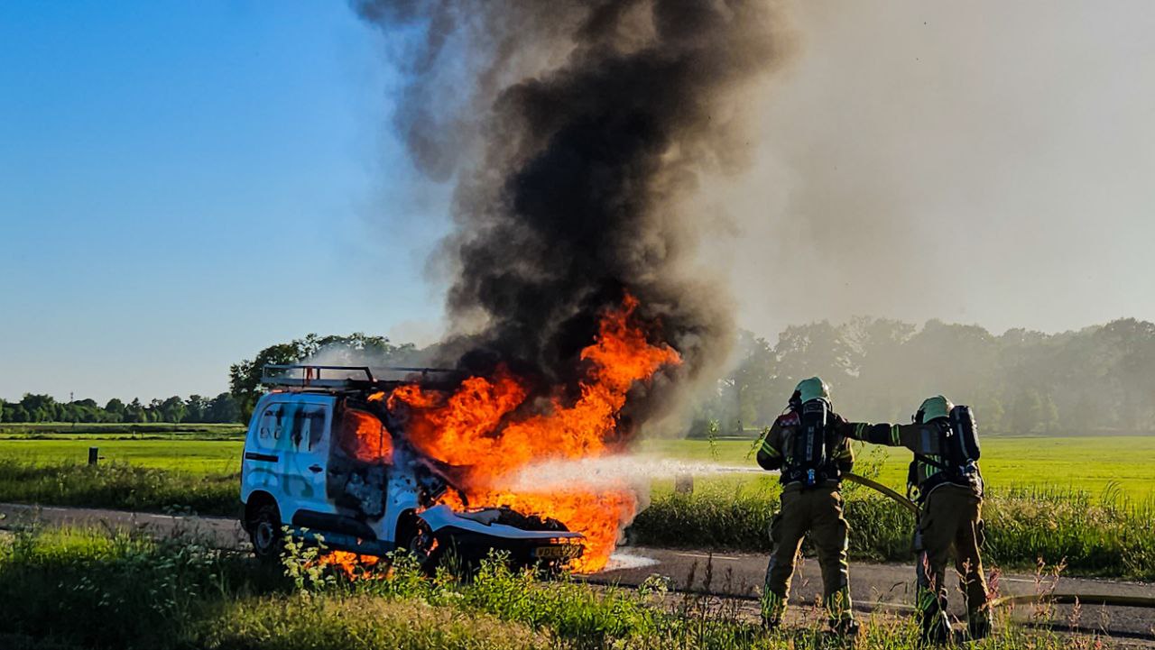 Bestelbusje dinsdagavond volledig verwoest door brand in Glane