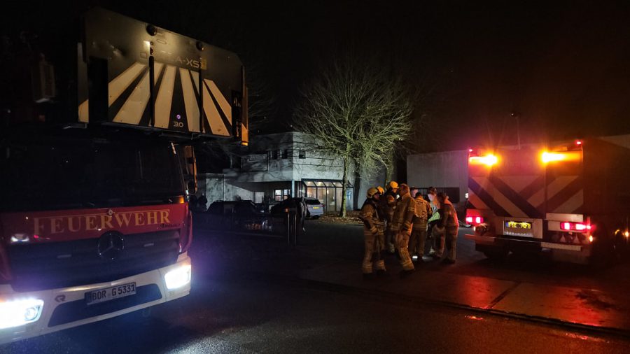 Brand in bedrijfspand aan de Nijverheidstraat in Losser opgeschaald naar middelbrand