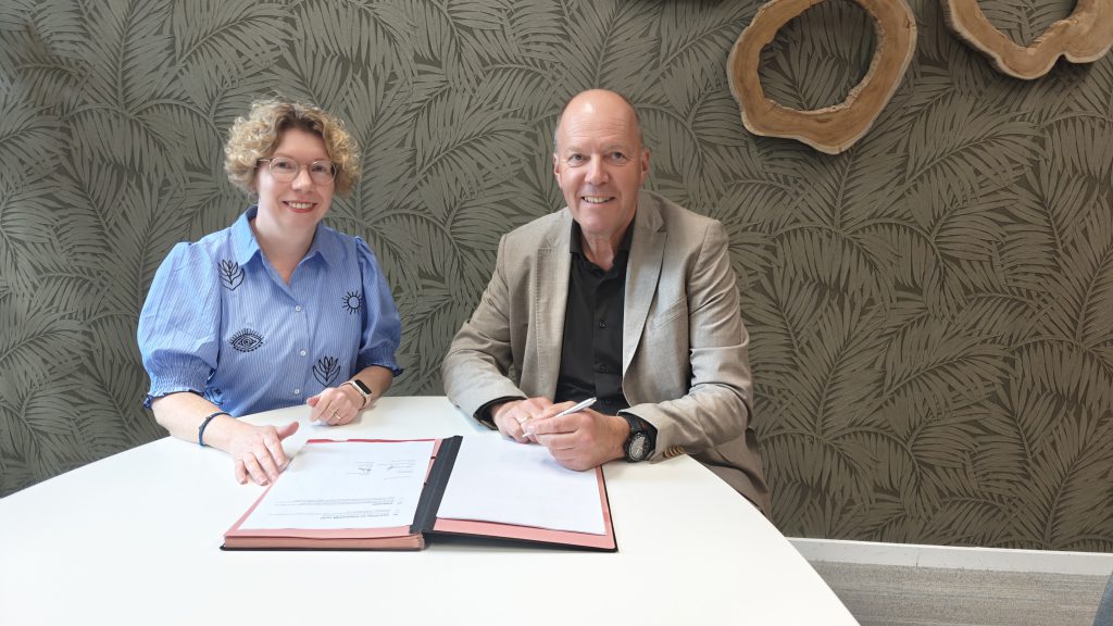 Anita Oude Groote Beverborg - Veldkamp (gemeente Losser) en Gerard Hoiting (Roelofs) tekenen bouwteamovereenkomst