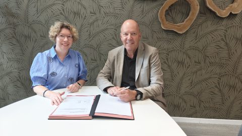 Anita Oude Groote Beverborg - Veldkamp (gemeente Losser) en Gerard Hoiting (Roelofs) tekenen bouwteamovereenkomst
