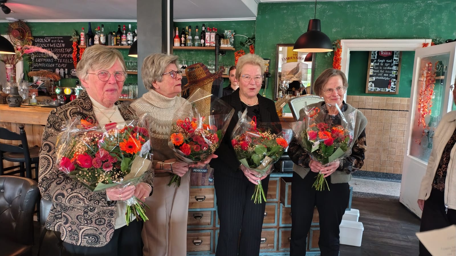 Dameskoor viert Caeciliafeest met huldiging van vier jubilarissen