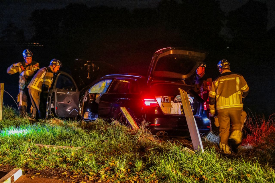 Auto raakt van de weg op de Lutterstraat in Losser