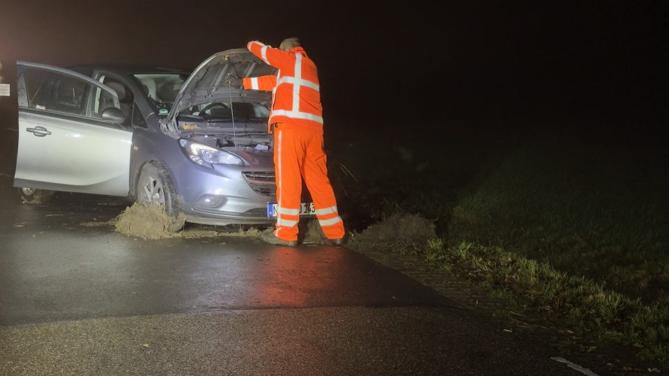 Bestuurder beland met voertuig in sloot in De Lutte