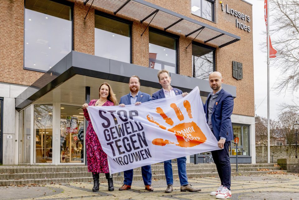 ’t Trefhuus oranje verlicht in teken van “Stop geweld tegen vrouwen”