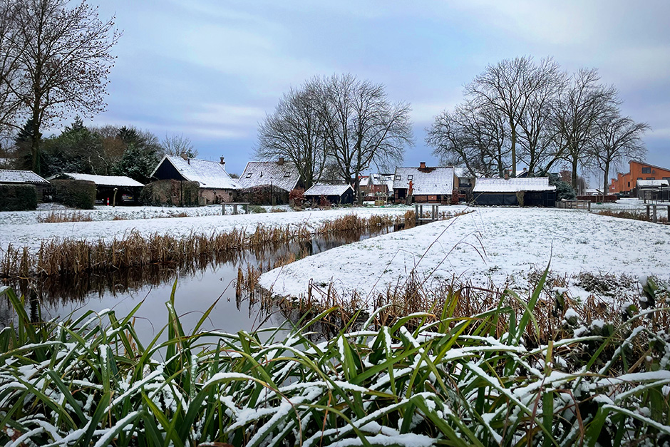 De gerenoveerde Dorpsbleek in de sneeuw