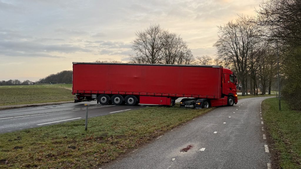 Vrachtwagen blokkeert N735 tussen Oldenzaal in De Lutte: weg volledig afgesloten