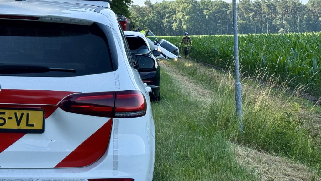 Automobilist belandt in sloot langs Lossersedijk in De Lutte