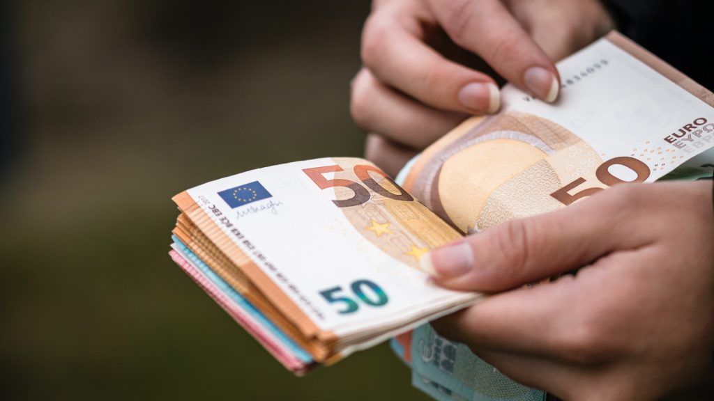 Gemeente Losser start tijdelijke regeling voor huishoudens met één inkomen