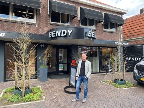 René Heerink voor zijn winkel Bendy in Losser