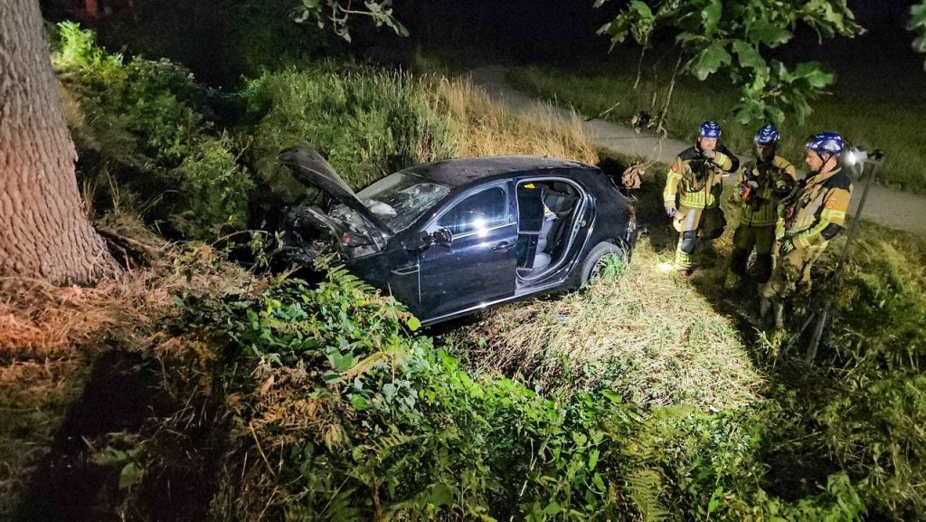 Auto botst frontaal tegen boom en belandt in sloot
