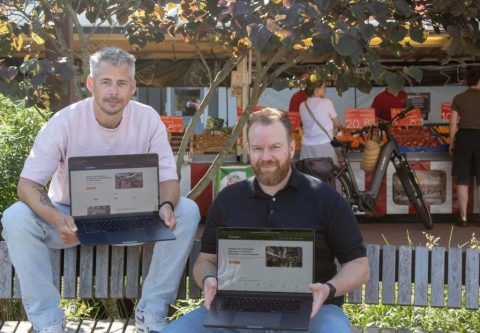 Links is Jordy rechts zijn compagnon Arno Vije bij rondsnuffelen en Standhub