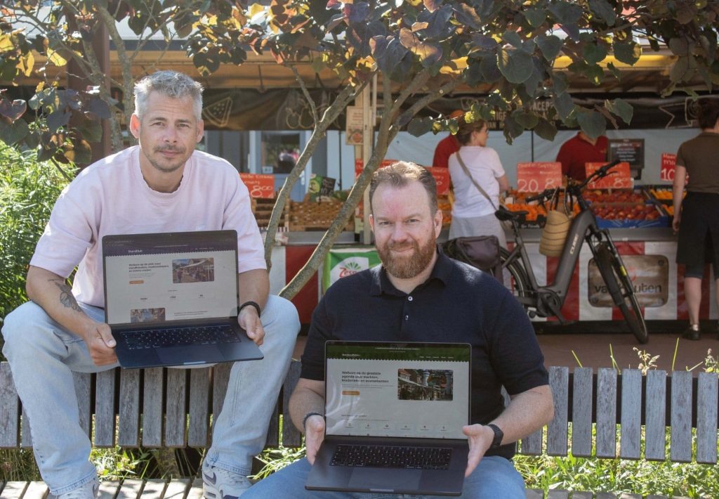 Links is Jordy rechts zijn compagnon Arno Vije bij rondsnuffelen en Standhub