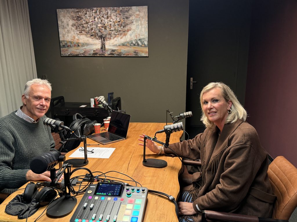 Jacqueline Hingst van Buuv en Peter Langela in de podcast studio
