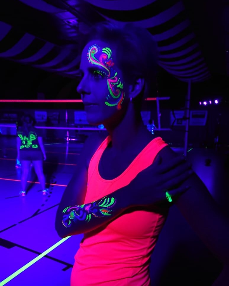 Geslaagd blacklight volleybaltoernooi Losser