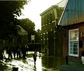 Teylerstraat met zicht op de bewaarschool aan de brinkstraat