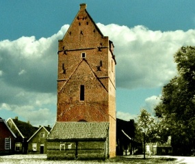 Het martinusplein met de aanbouw aan de Martinustoren voor de brandspuit