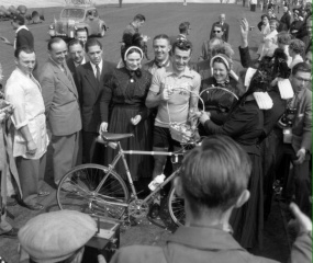 De Losser Böggelrieders & Daansers bij de start van de Tour in 1954.