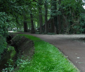 Oaleweg met links de Deppenbroeksbeek en rechts het erve Wigger. Niets doet hier vermoeden dat we in industriegebied zijn.