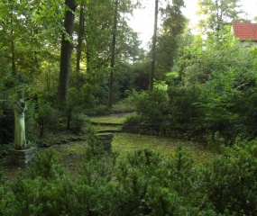 Kloostertuin en pater-kerkhof van Bardel vanavond. Hier heerste een serene rust.