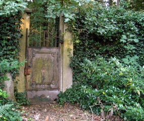 Kloostertuin en pater-kerkhof van Bardel vanavond. Hier heerste een serene rust.