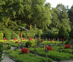 Kloostertuin en pater-kerkhof van Bardel vanavond. Hier heerste een serene rust.