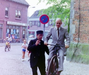 Burgemeester van Losser Wim Peters krijgt fietsles