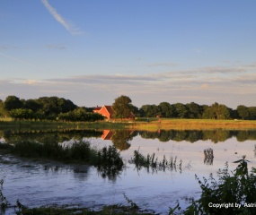 Avondrood over de overstroomde Dinkel - Astrid Velthuis