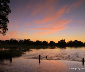 Avondrood over de overstroomde Dinkel - Astrid Velthuis