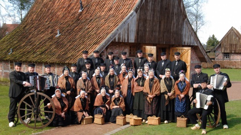 De jubilerende club 65 jaar De Losser Böggelrieders en Daansers