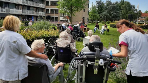 De zangvogels in de volière verstomden