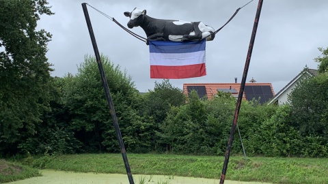 Tientallen omgekeerde Nederlandse vlaggen in de gemeente Losser