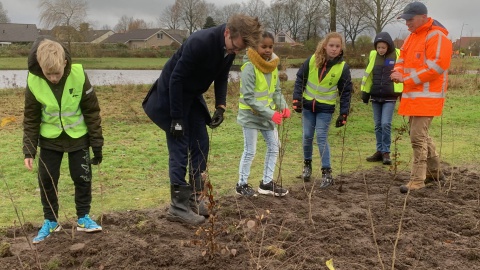 Jaimi van Essen viert met leerlingen Veldzijde Boomfeestdag