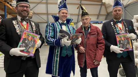 Hoogheden De Lutte ontvangen carnavalsmagazine