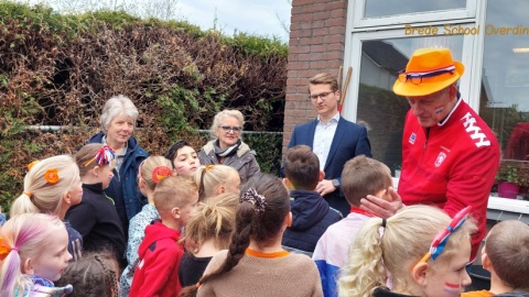 Basisscholen zaaien bloemenlint in Oldenzaal en Losser