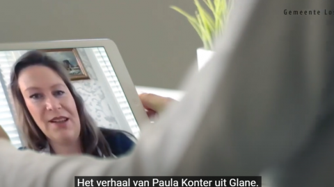 Burgemeester in gesprek met Paula Konter uit Glane