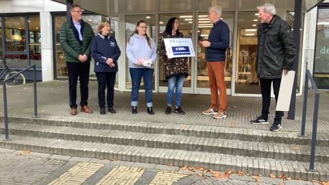 Cheque van 590 euro naar Stop Armoede 053 locatie gemeente Losser